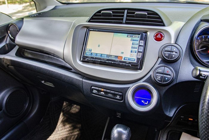 Уход за панелью приборов Honda Fit 2 поколения